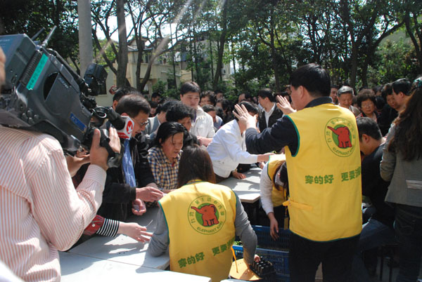 公益捐赠的菜苗一盆象王志愿者为每位居民指导如何栽种菜苗象王志愿者