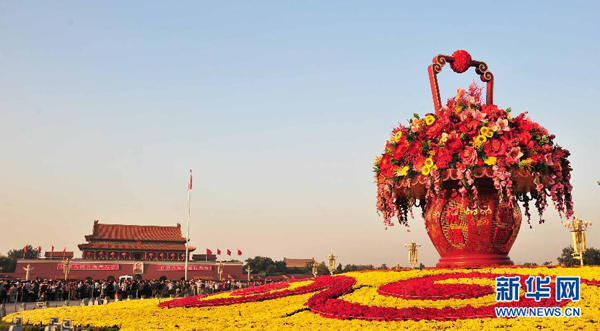 游人游览北京天安门广场