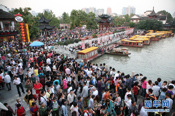 游客在南京夫子庙景区游览